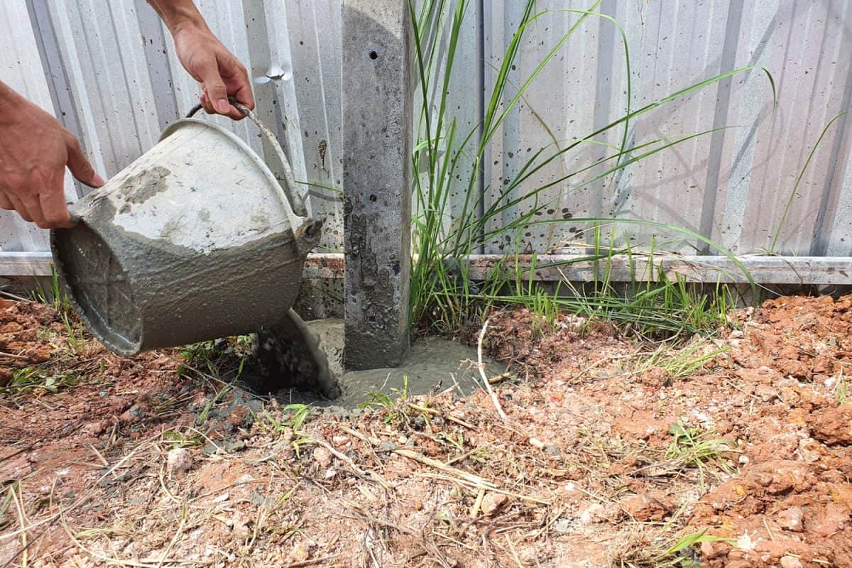 Dig a deep hole in the soil to pour mortar on the fence posts to strengthen the foundation.
