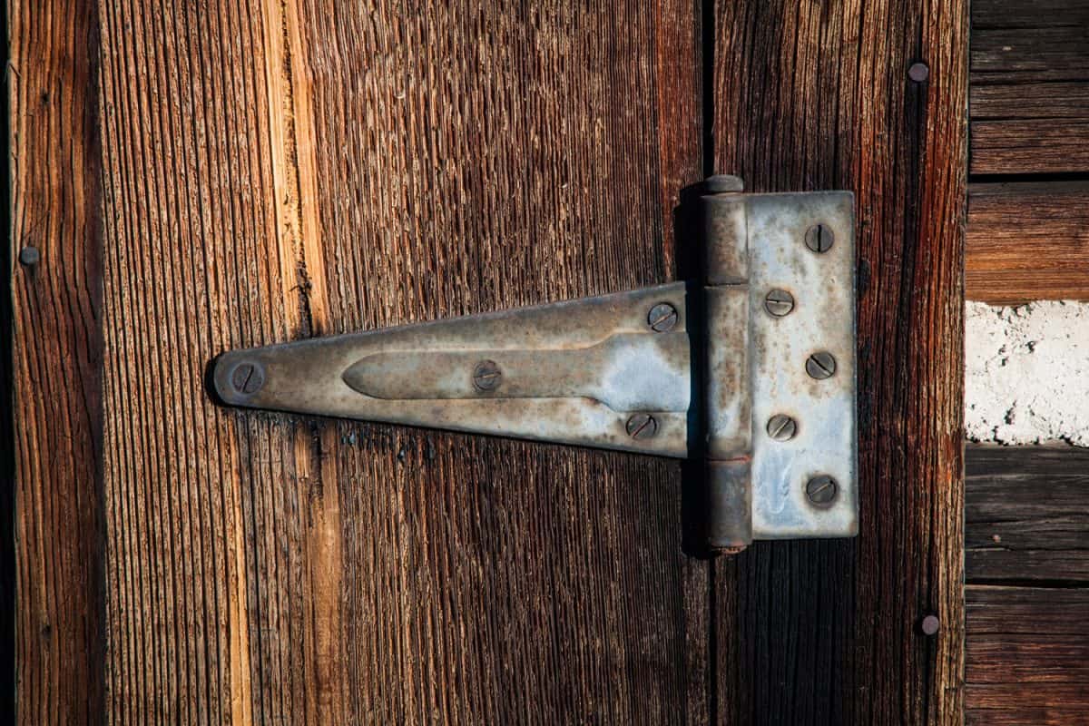 Fragment of a wooden door with a tee hinge joint